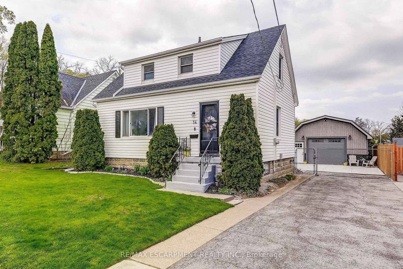 Detached House for sale at 14 WALKER Avenue, Hamilton, Stoney Creek, L8G 1S6 - MLS: X12211353