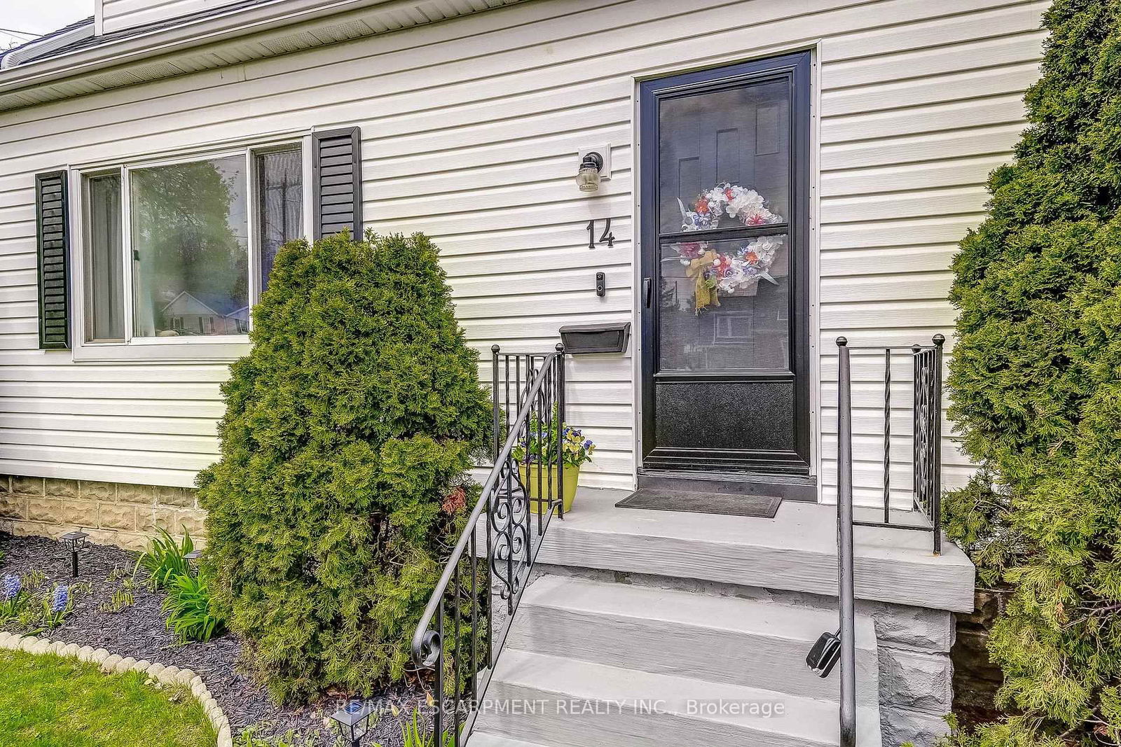 Detached House for sale at 14 WALKER Avenue, Hamilton, Stoney Creek, L8G 1S6 - MLS: X12211353