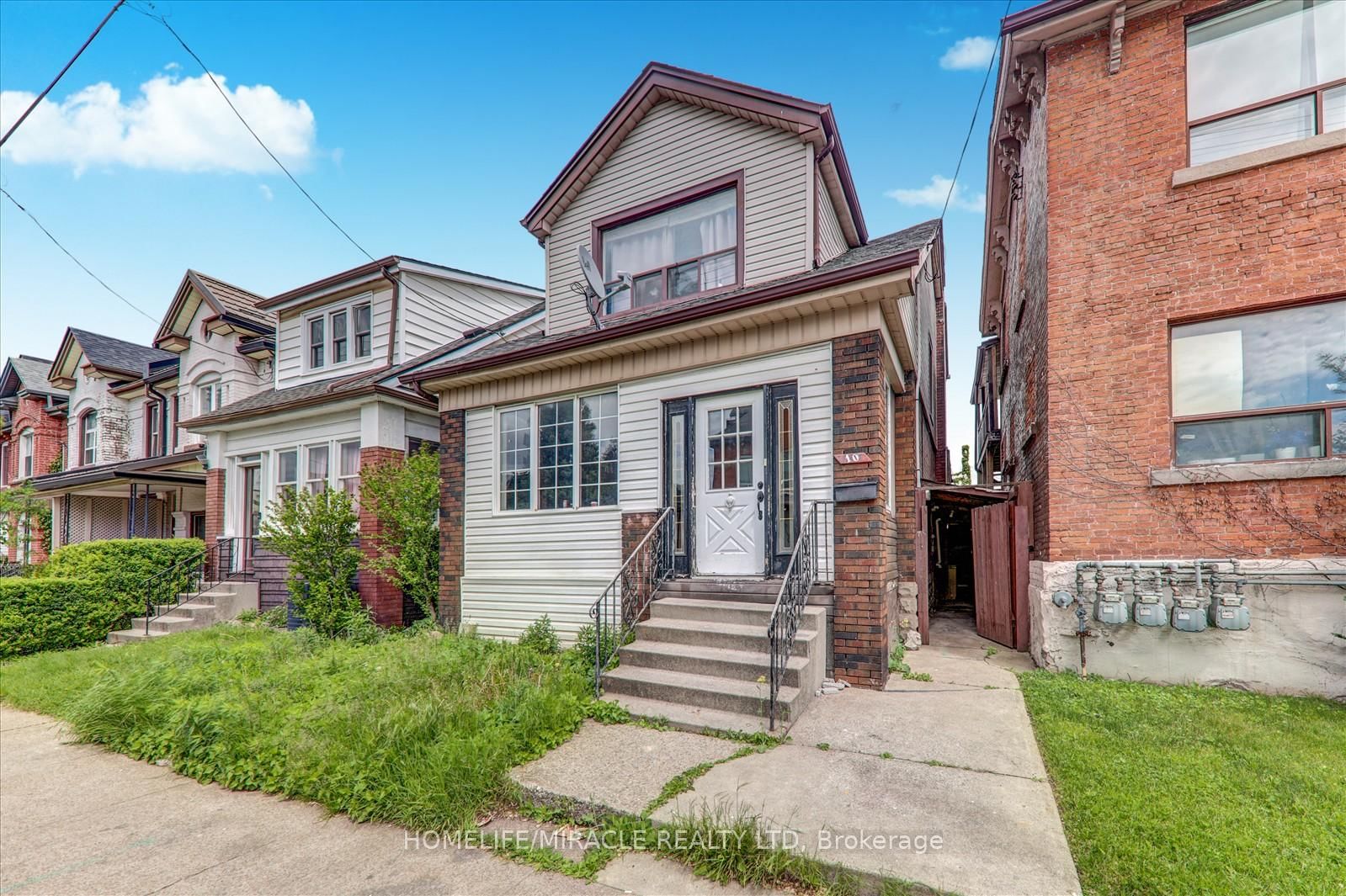 Detached House for sale at 10 St Matthews Avenue, Hamilton, Beasley, L8L 5P3 - MLS: X12214014