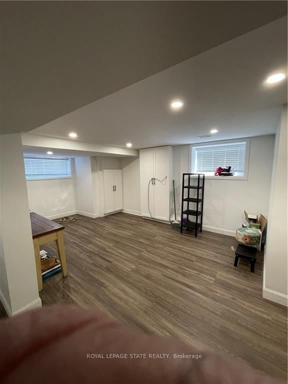 Lower - 176 Queensdale Avenue E