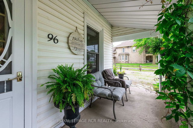 96 Dundas Street W