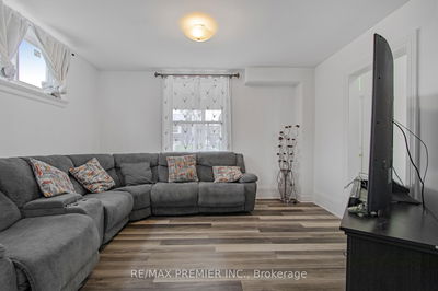 492 Main St, Woodstock - South image-0-4