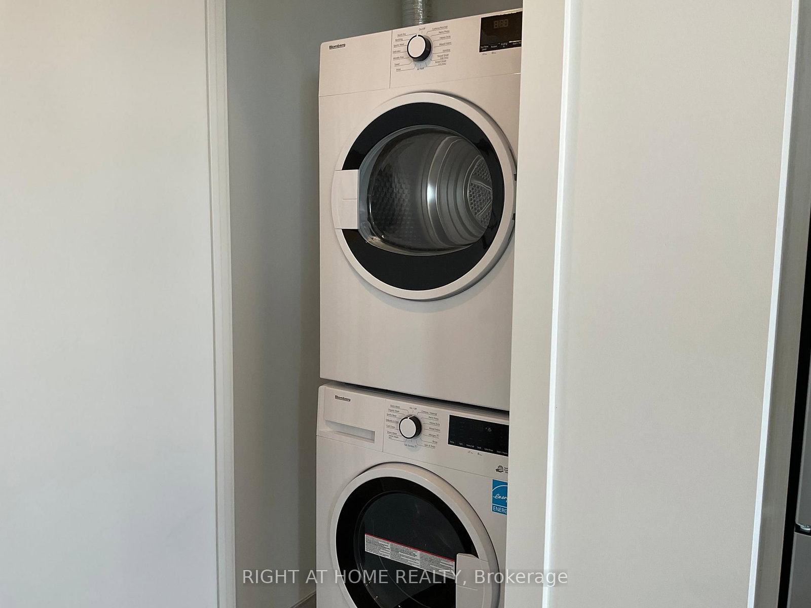 15 Wellington Street, Unit 1812 - Photo 9