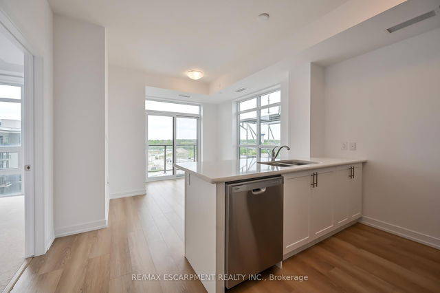 611 - 470 Dundas Street E E