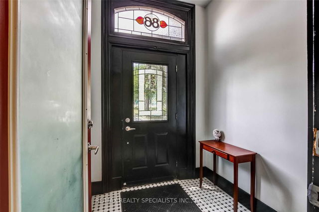 UPPER - 86 Locke Street N