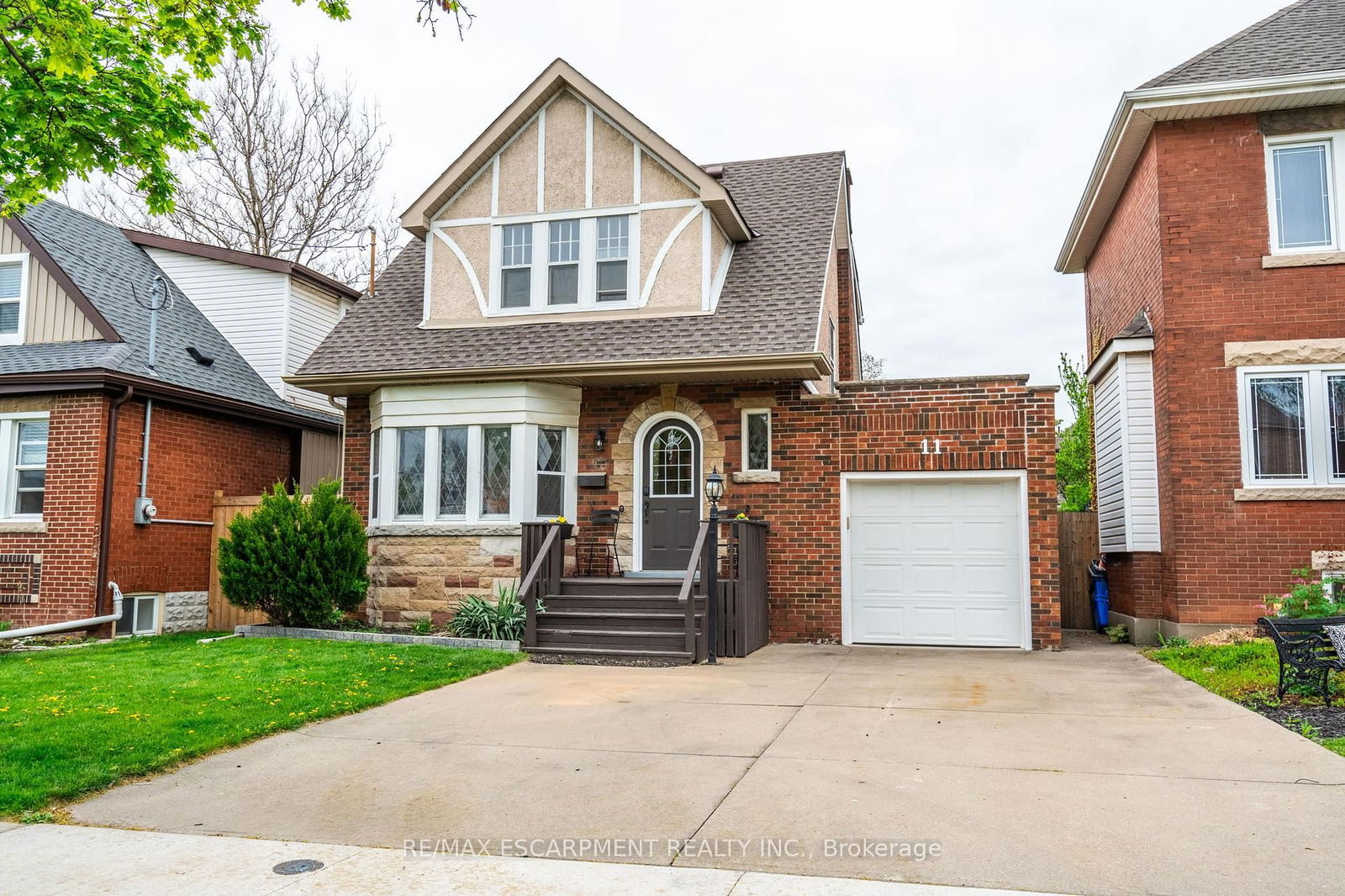 Detached House for sale at 11 Huxley Avenue, Hamilton, Central, L8K 2P5 - MLS: X12220310