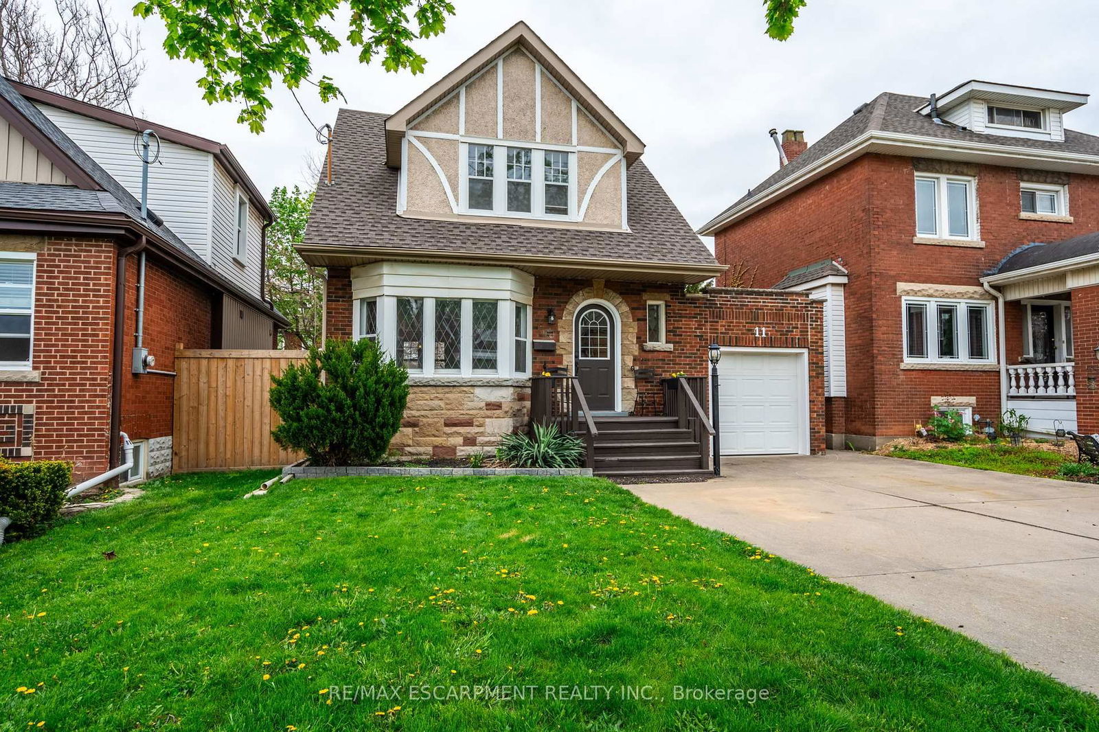 Detached House for sale at 11 Huxley Avenue, Hamilton, Central, L8K 2P5 - MLS: X12220310