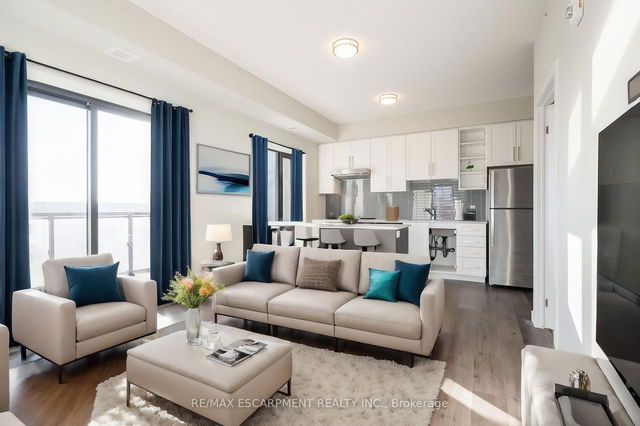 2014 - 15 QUEEN Street S