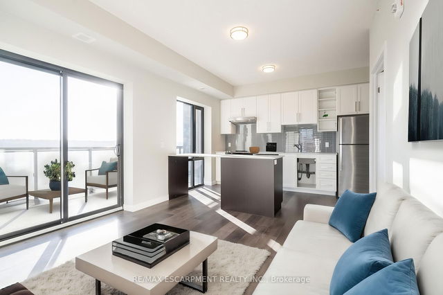 2014 - 15 QUEEN Street S