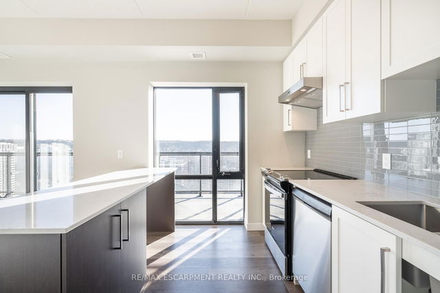 2014 - 15 QUEEN Street S