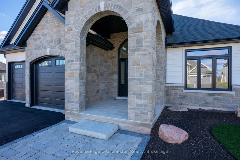 546 ALGONQUIN Tr, Georgian Bluffs, N0H 1S0 | Image 2