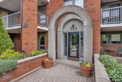 Condo sold at 302-939 North River Road, Ottawa, Ontario, K1K 3V2 - Overbrook - MLS: X12220934