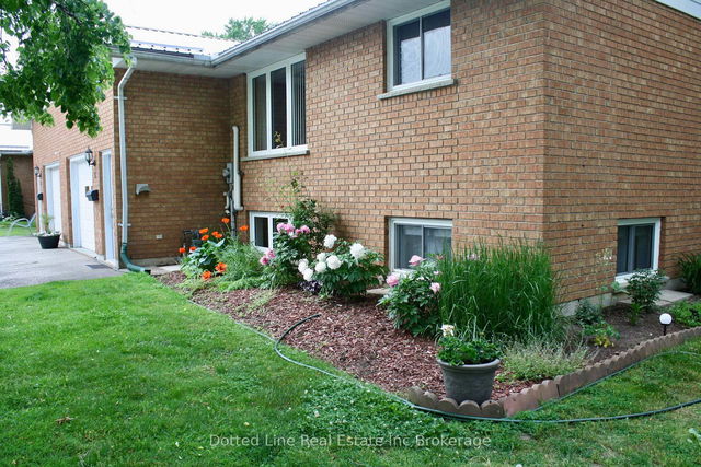 15 - 214 South Street W