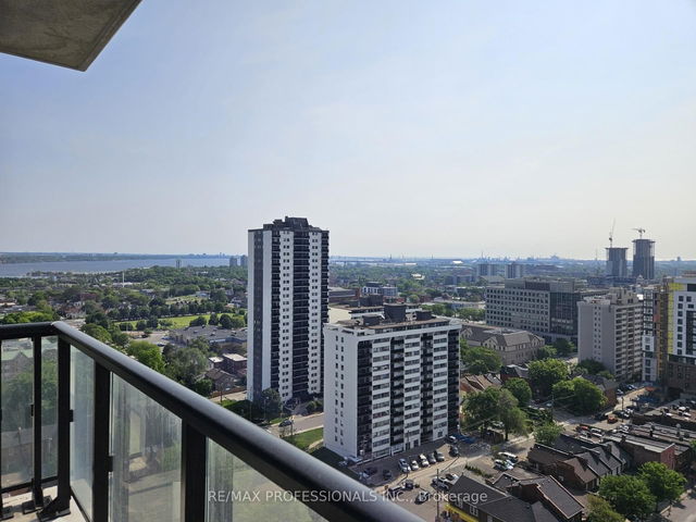 1613 - 15 Queen Street S