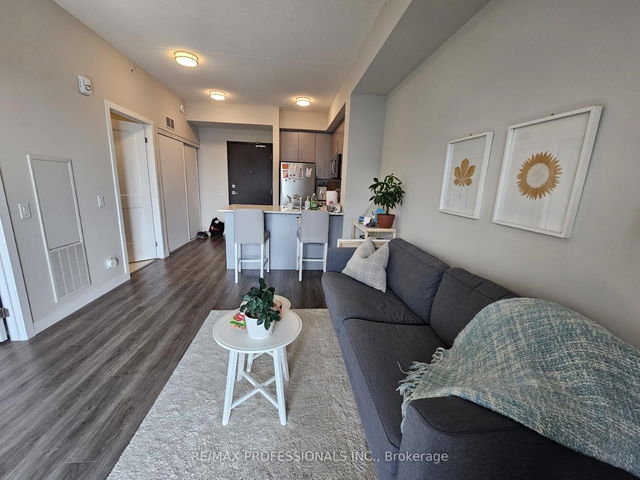 1613 - 15 Queen Street S