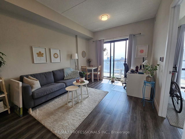 1613 - 15 Queen Street S