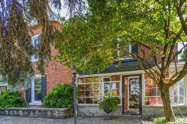 585 Dundas Street E
