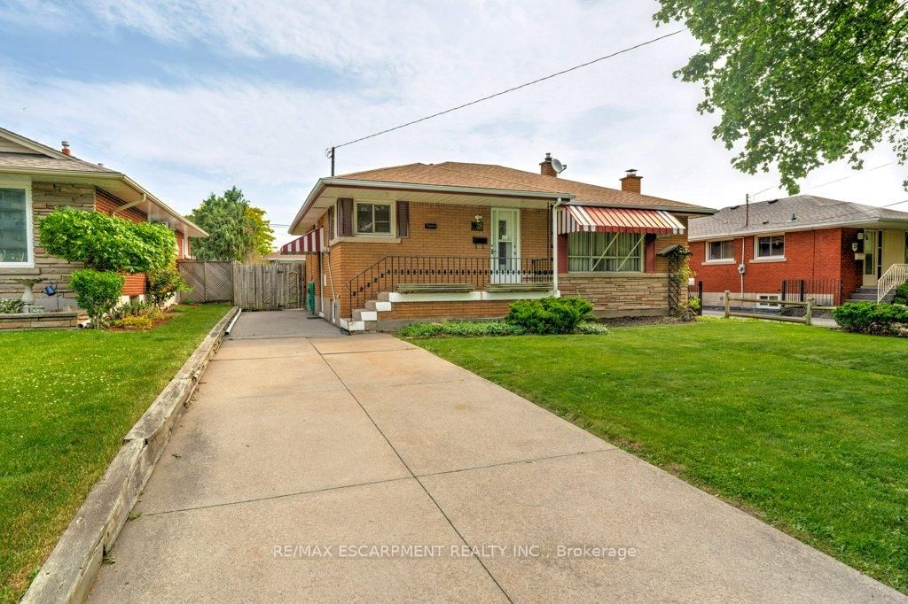 Detached House for sale at 29 Beacon Avenue, Hamilton, Huntington, L8T 2N4 - MLS: X12224092