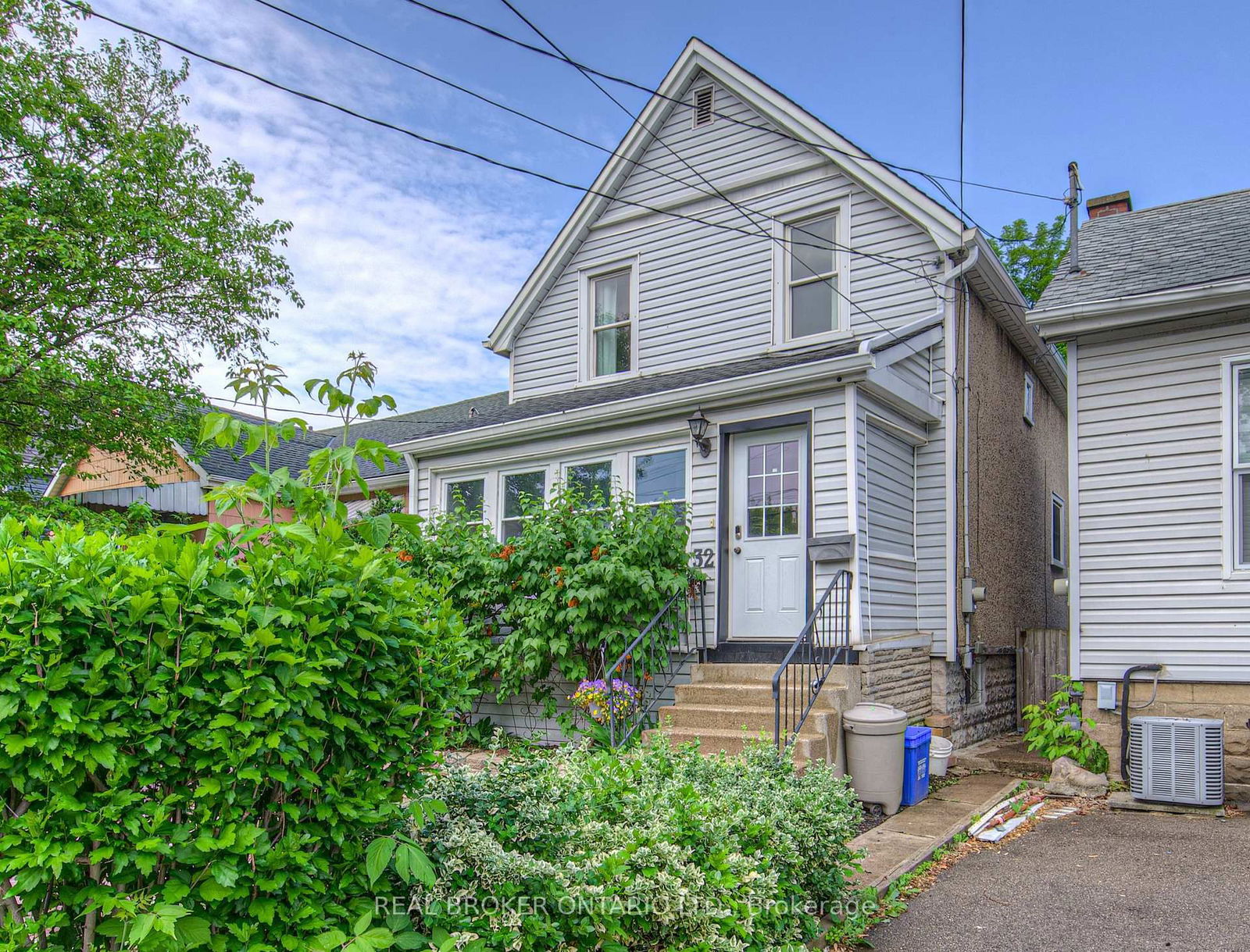Detached House for sale at 32 East 23rd Street, Hamilton, Eastmount, L8V 2W6 - MLS: X12225701