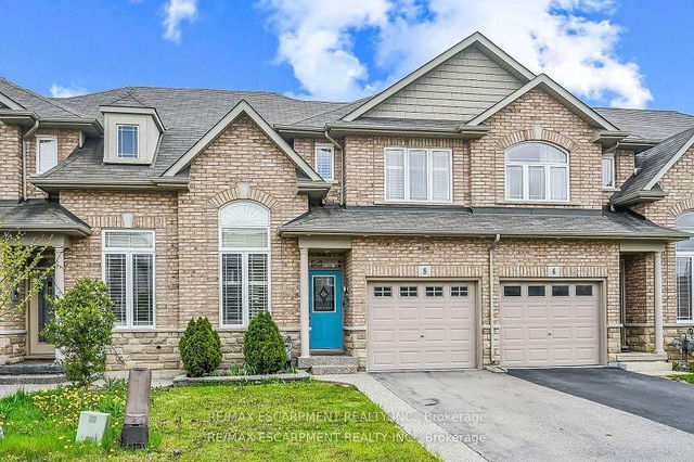 8 Charleswood Crescent