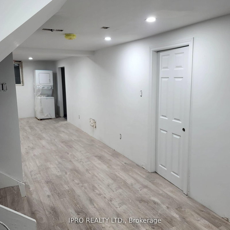 Lower - 24 Chilton Dr, Hamilton, L8J 1M2 | Image 2