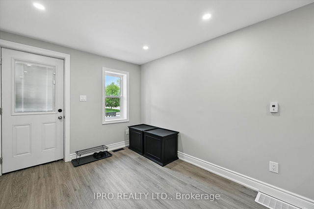 224 Rosslyn Avenue N