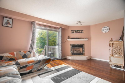 225 Willoughby Crescent — photo 3