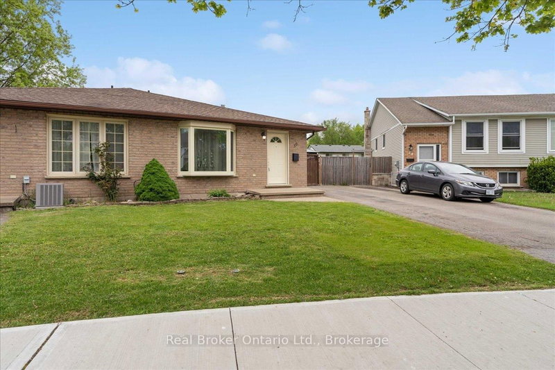 30 Rainbow Crt, Welland, L3C 6R4 | Image 2