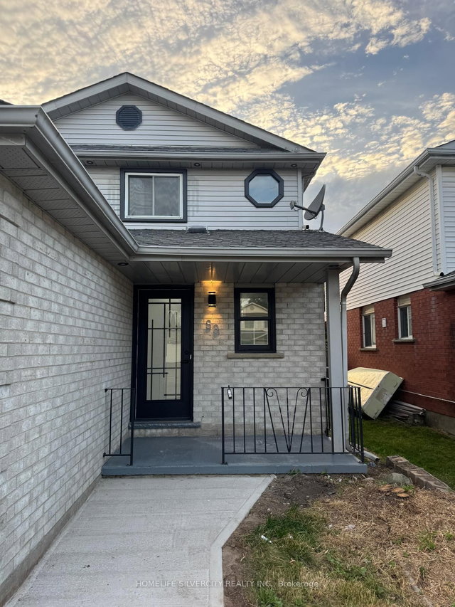 98 Steeles Crescent