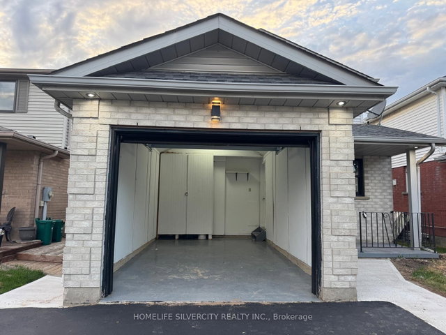 98 Steeles Crescent