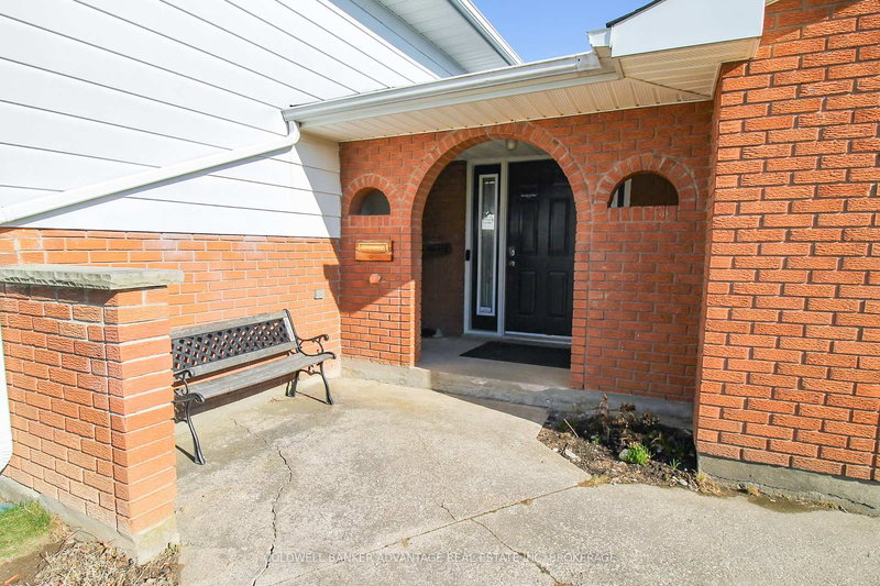 36 Wellbrook Blvd, Welland, L3C 5T4 | Image 2