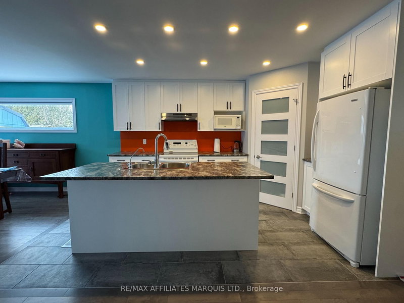 306 Belfort Cres, Cornwall, K6H 0H3 | Image 2