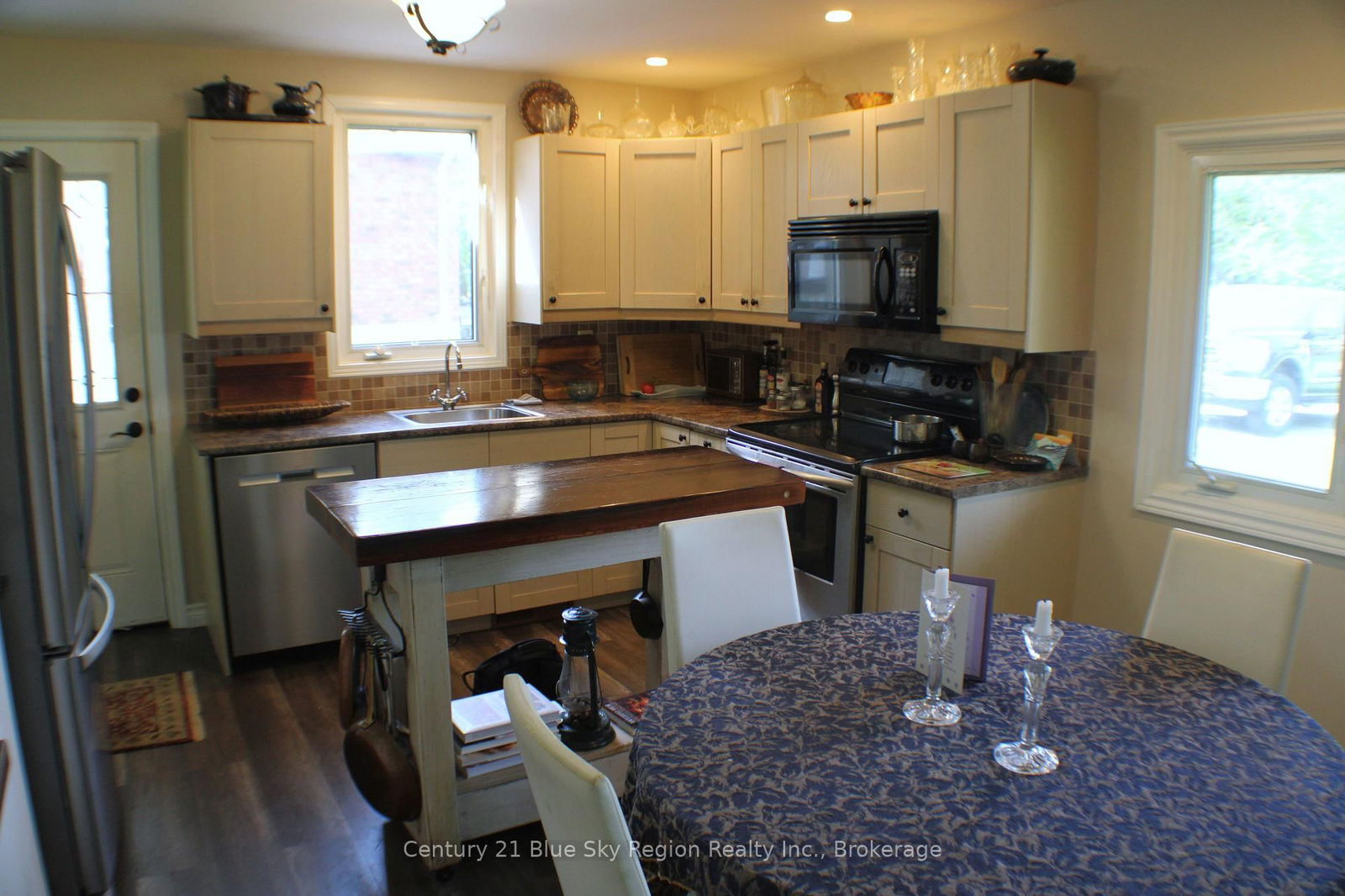 Listing Image 4
