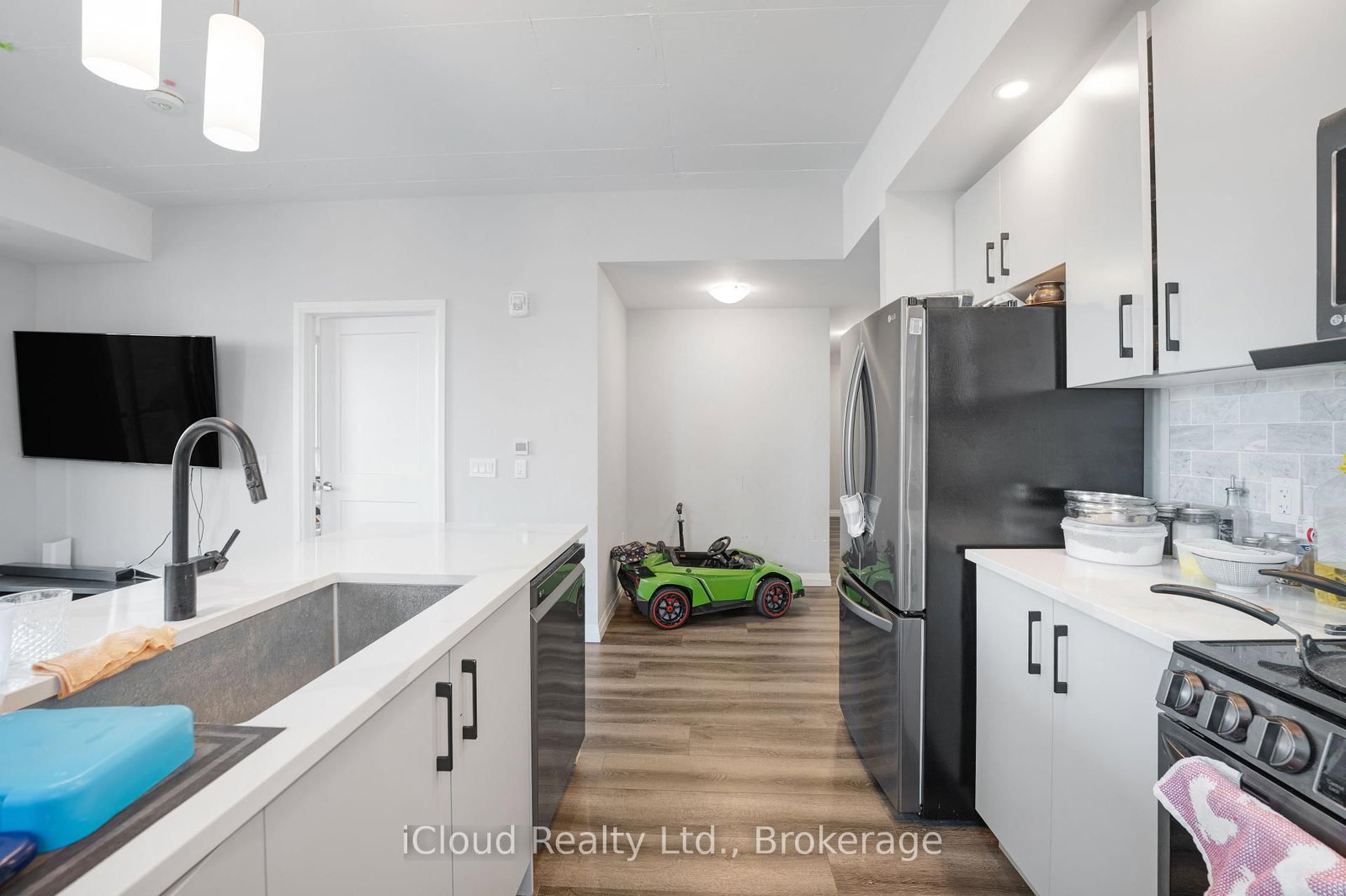 Listing Image 8