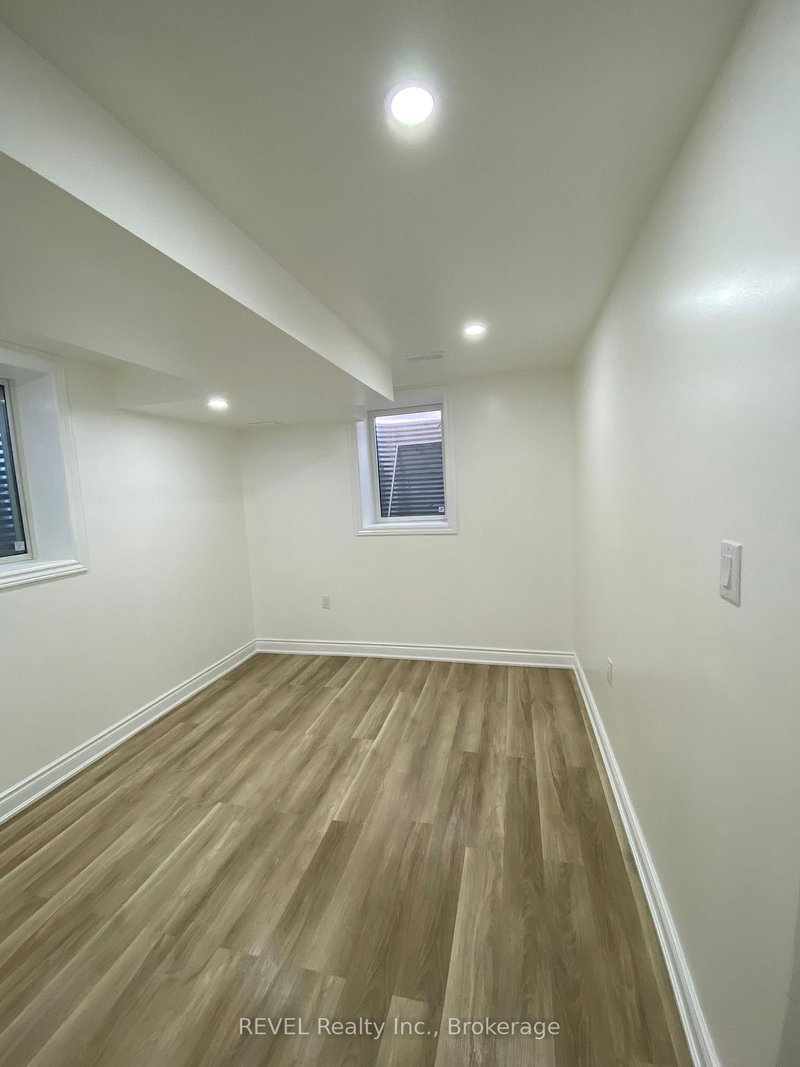 LOWER - 199 PORT Cres, Welland, L3B 0N2 | Image 2