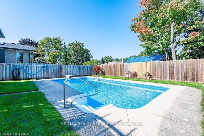 364 Roselawn Pl S, Waterloo, N2L 5P1 | Image 2