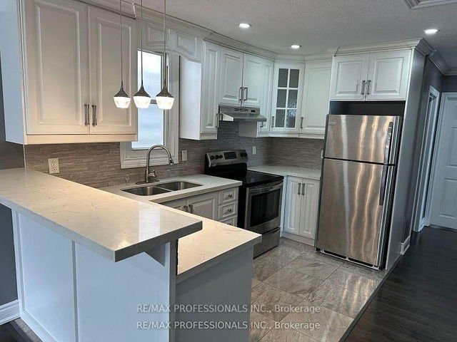 Upper - 167.5 Grosvenor Avenue N