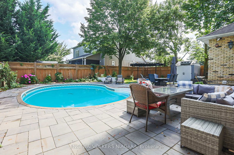 624 SIMCOE St, Niagara-on-the-Lake, L0S 1J0 | Image 2