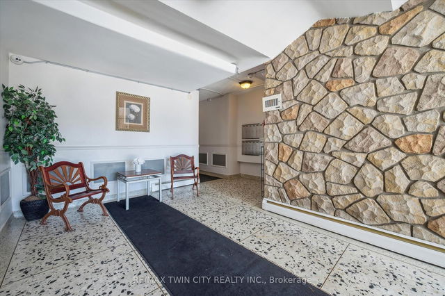 302 - 293 Mohawk Road E E