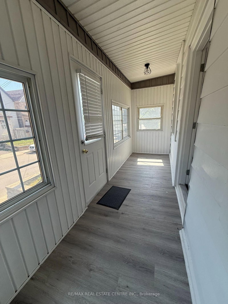 UPPER - 266 Beach Rd, Hamilton, L8L 4B2 | Image 2