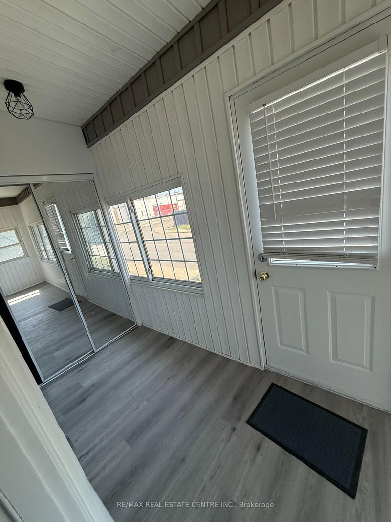 UPPER - 266 Beach Rd, Hamilton, L8L 4B2 | Image 3