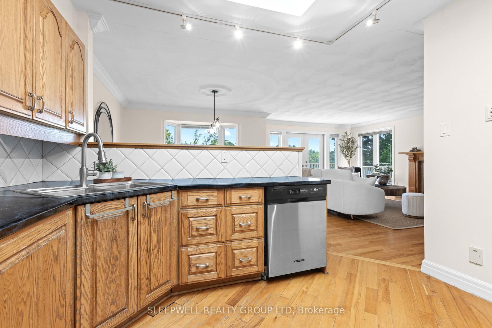 Listing Image 7