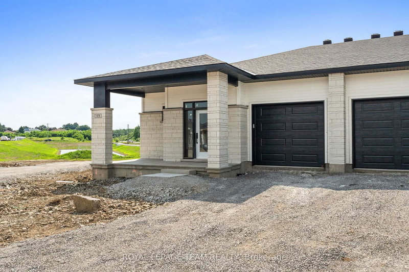 1076 Moore St, Brockville, K6V 7N1 | Image 2