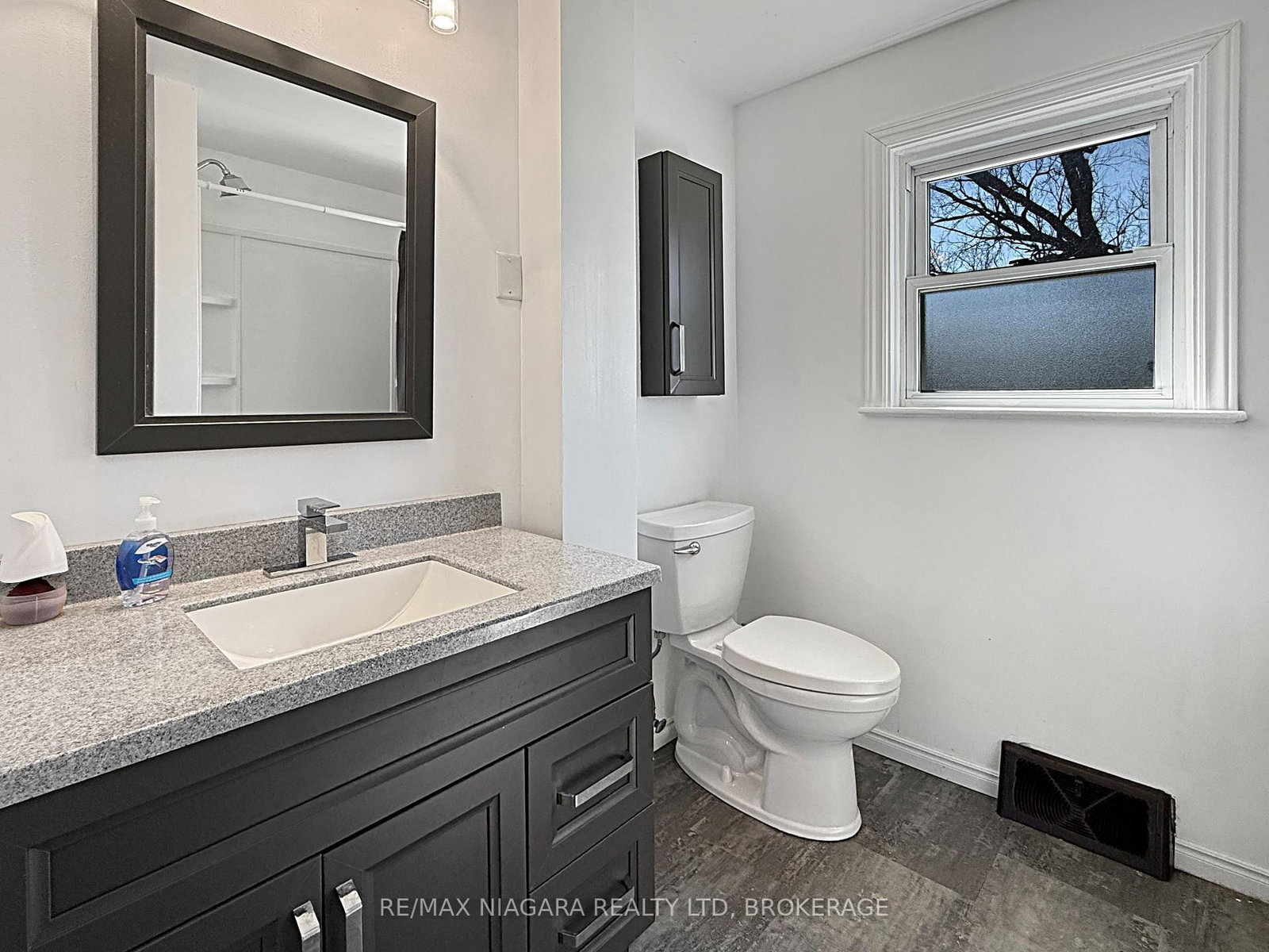 Detached House for sale at 21 Highland Avenue, Fort Erie, Ontario, L2A 2X6 - Central - MLS: X12313299