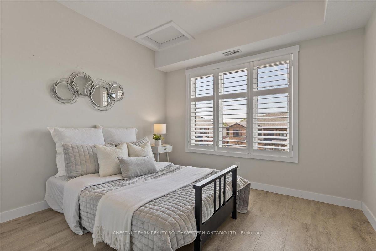 166 Rochefort Street, Unit B - Photo 15