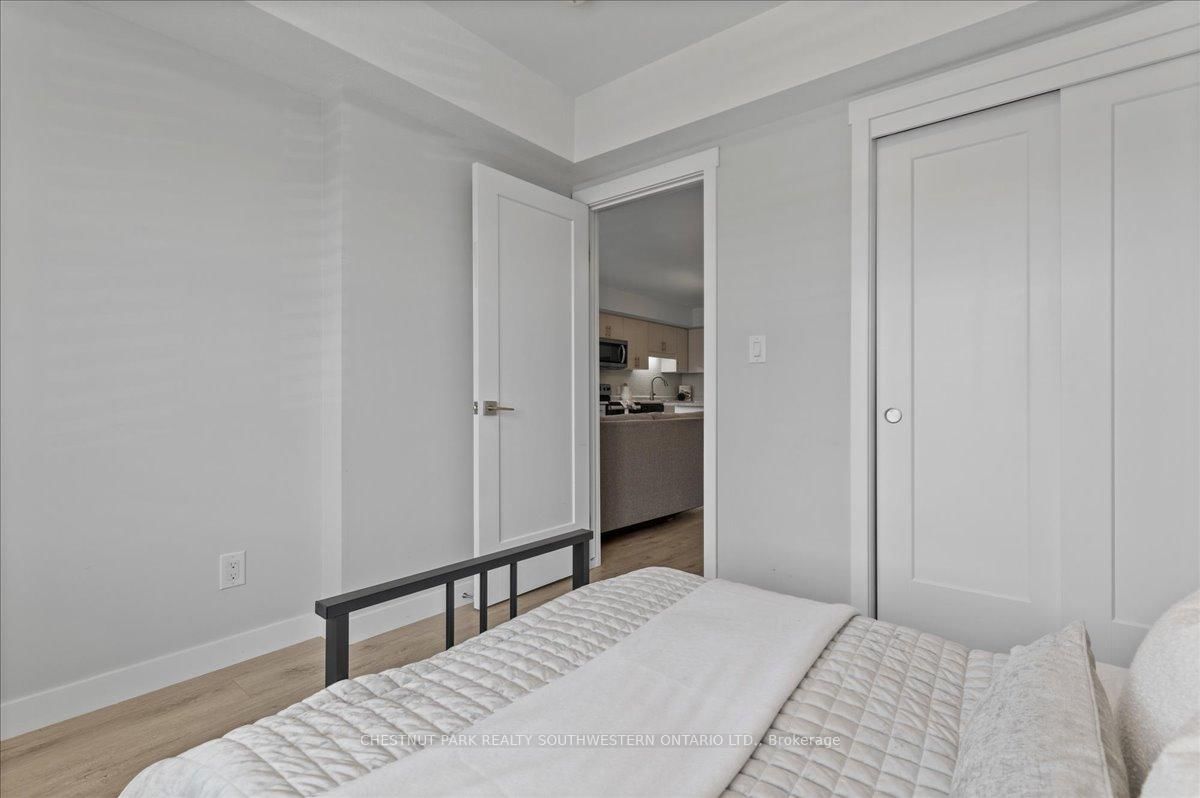 166 Rochefort Street, Unit B - Photo 16