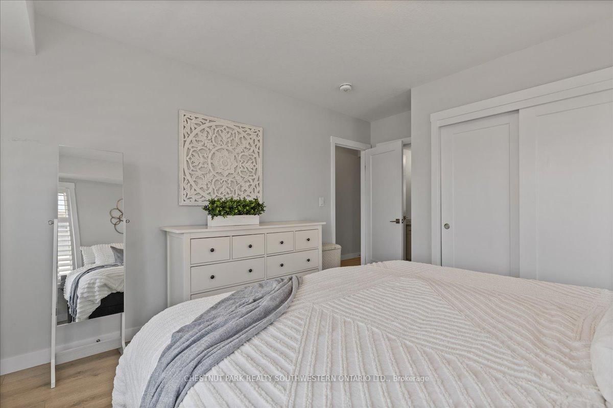 166 Rochefort Street, Unit B - Photo 18