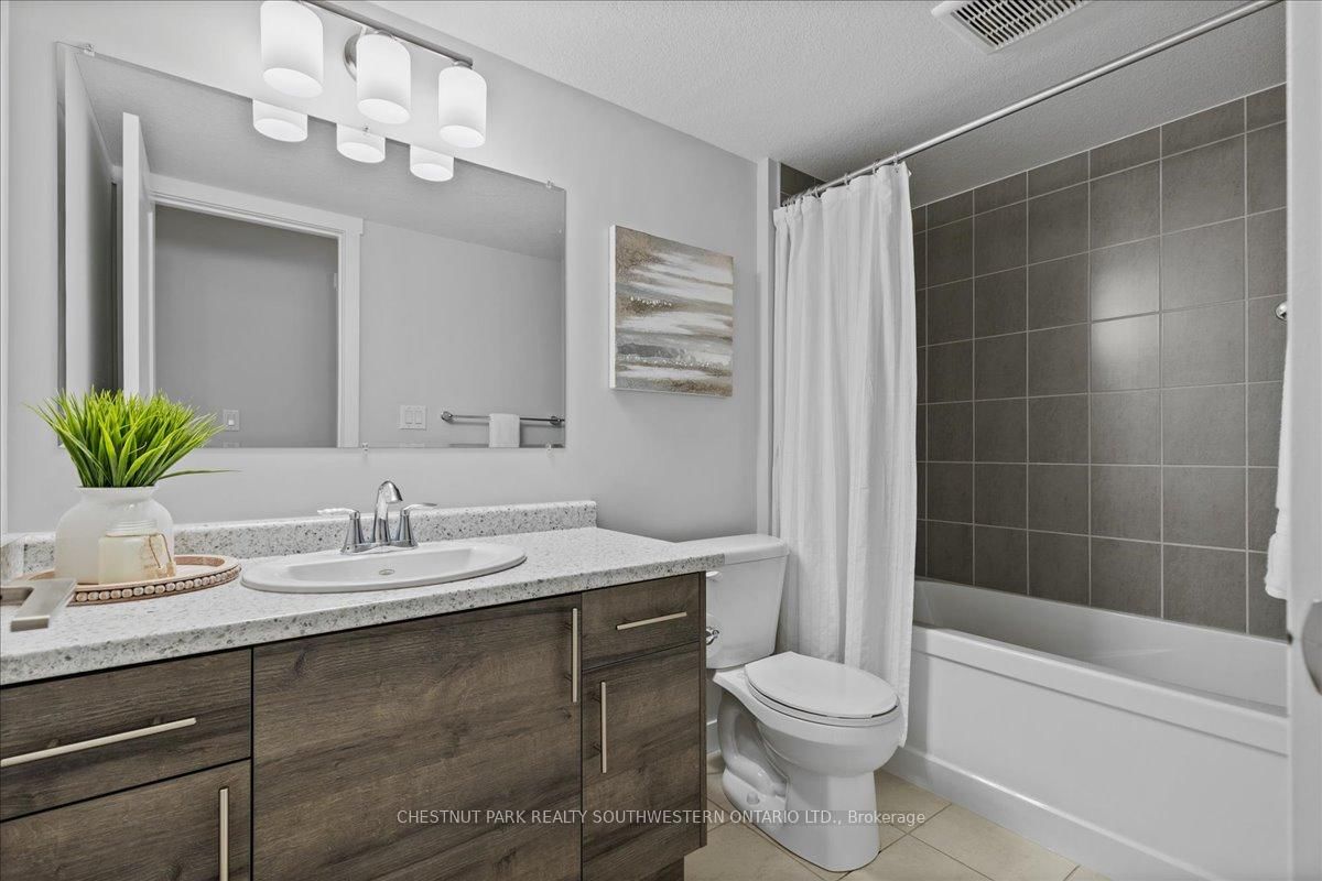 166 Rochefort Street, Unit B - Photo 20