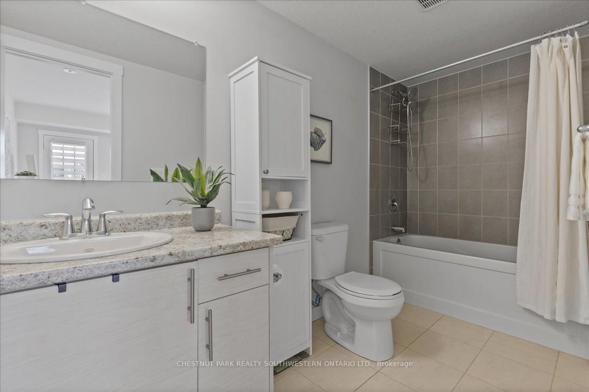 166 Rochefort Street, Unit B - Photo 24