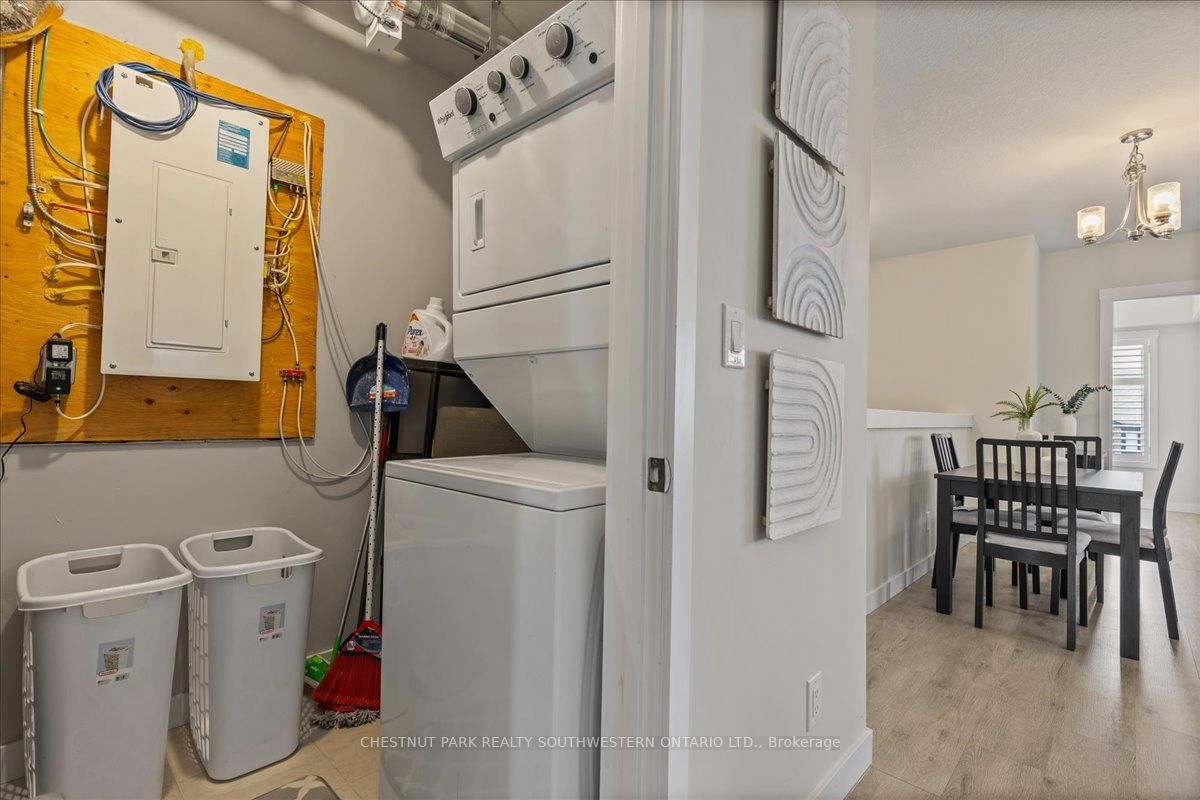 166 Rochefort Street, Unit B - Photo 25